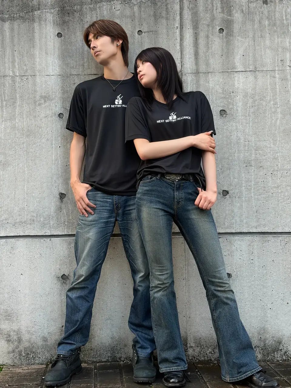 NSA DRY Tシャツとデニムを合わせた2人の着用写真
